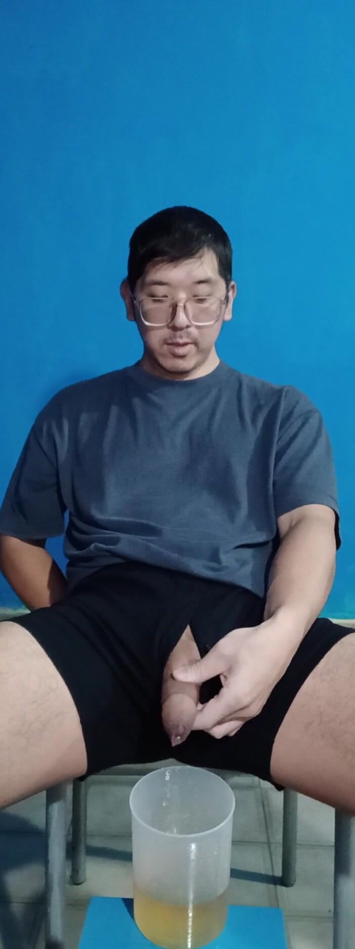 gyoenasianbigdick: İlk kez sidik videosu çekiyor