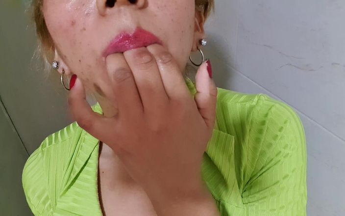 AgataDelphine: Ik hou ervan om aan mijn vingers te zuigen