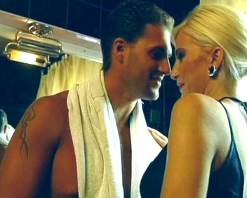 German's MILF: जर्मनी की सौतेली मम्मी की बाथरूम में चुदाई