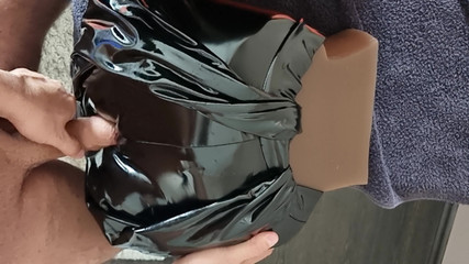 Naxy: Lesklý latexový zadek ošukaný a kožené šortky ošukané