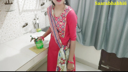 Saarabhabhi6: Rozvoz pizzy sledoval uvnitř dveří mého osobního pokoje, když jsem...