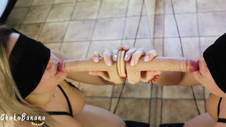 Chokobanana: Молодая блондинка с завязанными глазами делает грязный минет с большим дилдо