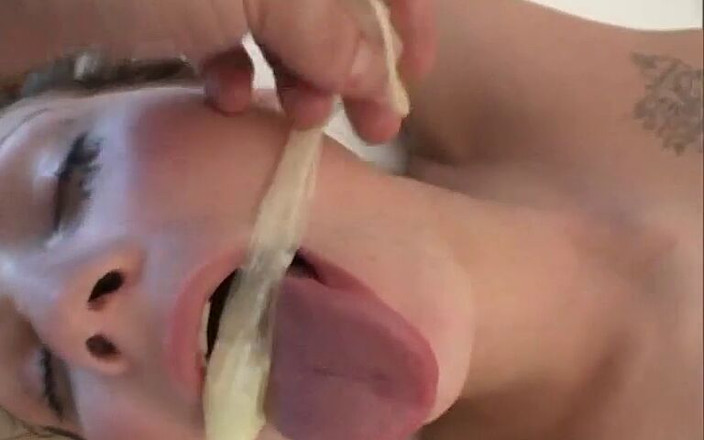 Magmafilm: Belleza pelirroja con tetas pequeñas y pezones sueña con sexo...