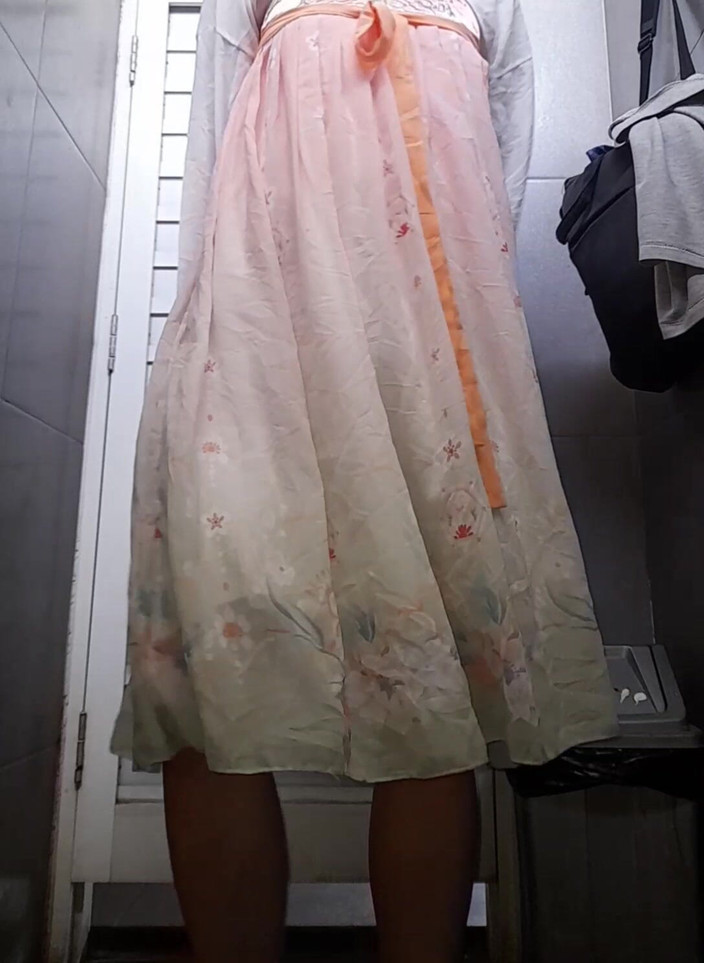Naomisinka: Crossdresser xuất tinh mặc chiếc váy hanfu Trung Quốc dễ...