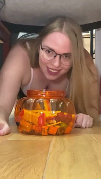 Une bimbo à gros cul se fait coincer dans le joli piège d’Halloween