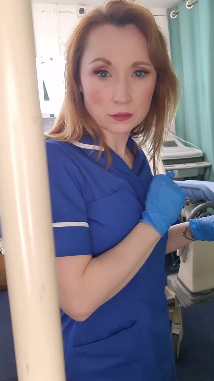 Lily kink: Niegrzeczna Pielęgniarka Przyłapuje Cię Na Zaglądaniu I Zaprasza Do Seksu