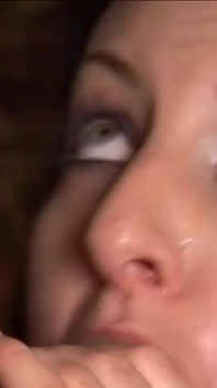 Une brune sexy se fait baiser par trois grosses bites en train de se sucer les bites et se fait éjaculer sur le visage