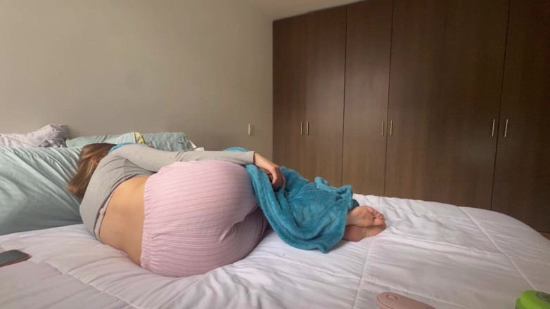 scarlettandc: Lesbian bermain dengan pantat mereka