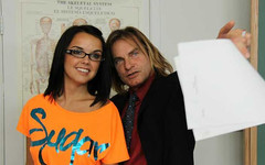 Naughty America: Pelajar pemalu Dillion Harper melanggar cangkerangnya dan mengambil pancutan mani...