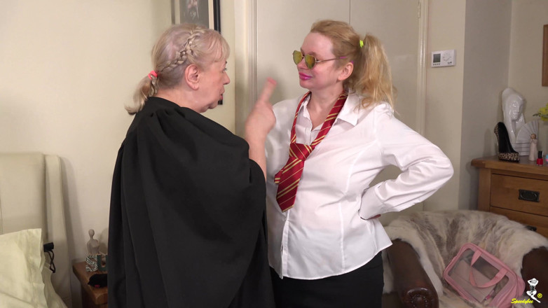 Dirty Doctors Clips - Mature British Lesbians: Müdireye çağırıldı
