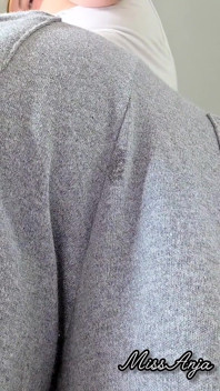 Des pets bruyants en sueur dans mon pantalon de survêtement gris