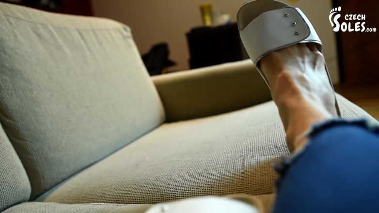 Czech Soles - foot fetish content: Kapcie z korka i gołe stopy pozują, POV