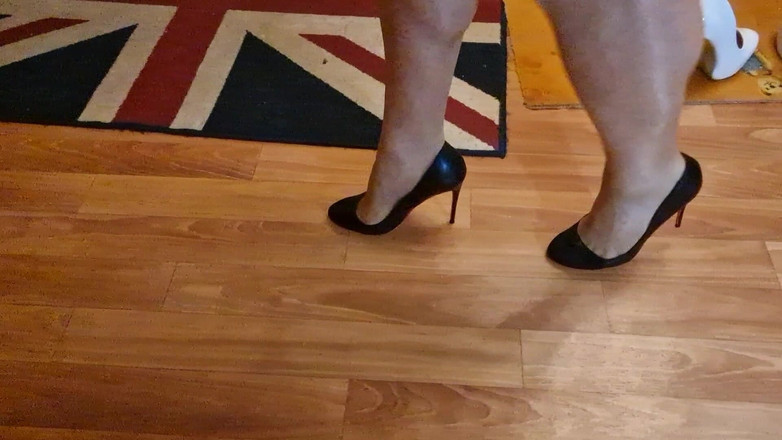 Milosbroz: Тренируюсь ходить перед тем, как кончить в своих новых чёрных туфлях