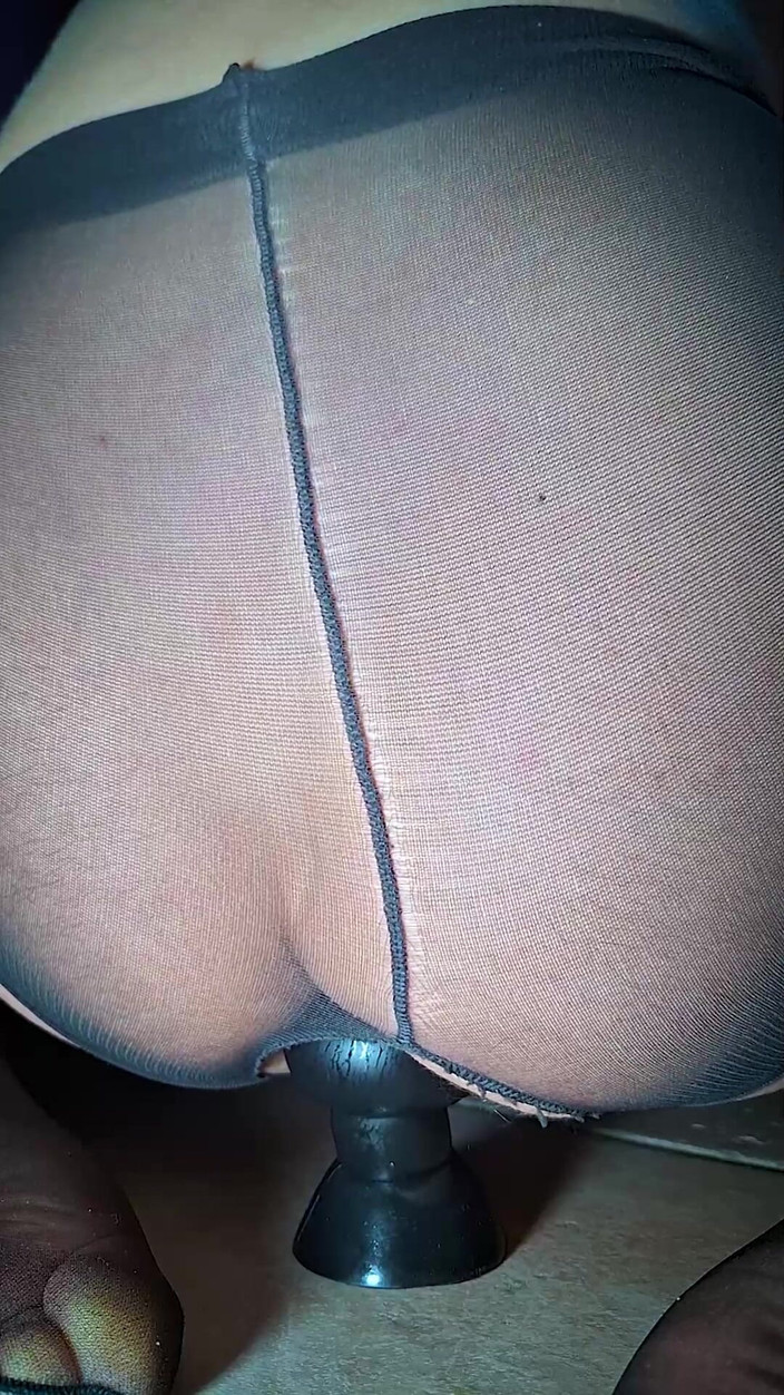 cutiepantie69: Cutiepantie leker med en jätte dildo och röven full av...