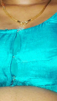 Sexy tia gostosa seduziu seu namorado com seus peitos