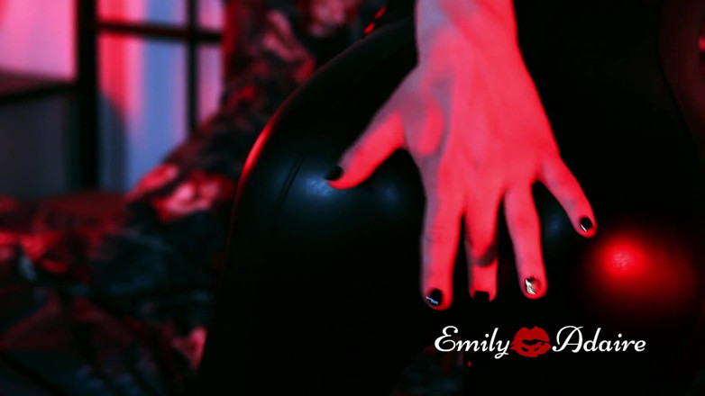 Emily Adaire: Une trans se branle dans sa combinaison en cuir