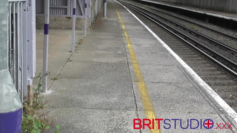 Brit Studio: Cattiva 18enne britannica si masturba mentre aspetta il suo treno.