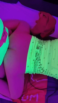 Un grande cazzo nel culo senza protezioni con il TRAV Lucy e la MILF lisa