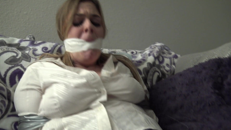 Tropical Lust: Kendra bước vào nhà khi Megan nắm lấy Kendra từ...