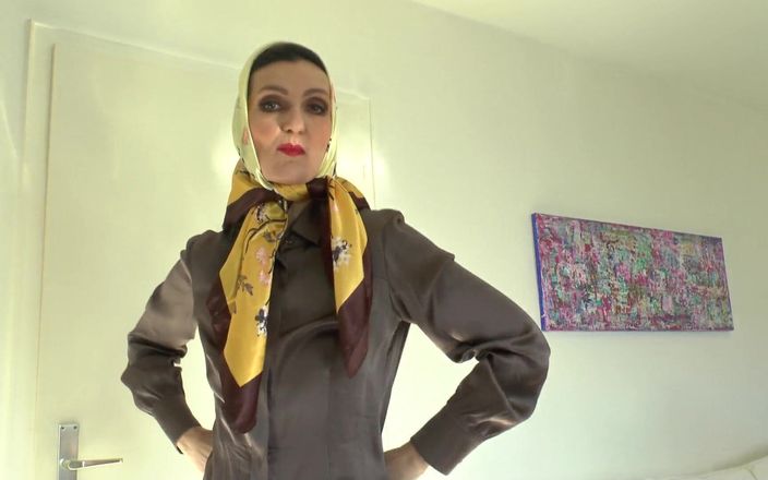 Lady Victoria Valente: Lady Victoria Valente Shows Elegant, Colorful Silk Scarves