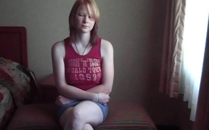 NaughtyMidwestGirls: Ann Marie - 18 años Pelirroja primera vez en cámara