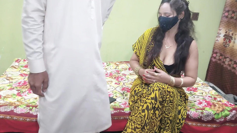 Pakistani CoupleX: Une tatie indienne desi sexy appelle son copain à la maison...