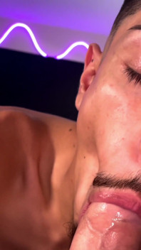 Tatted Cholo mengongkek twink tanpa kondom