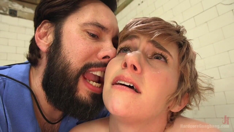 Hardcore Gangbang by Kink: Zierliche journalistin gangbang in eine klaffende analschlampe!