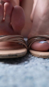 Giantess Feet Are in Tiny City! Will the Tiny Disappear?