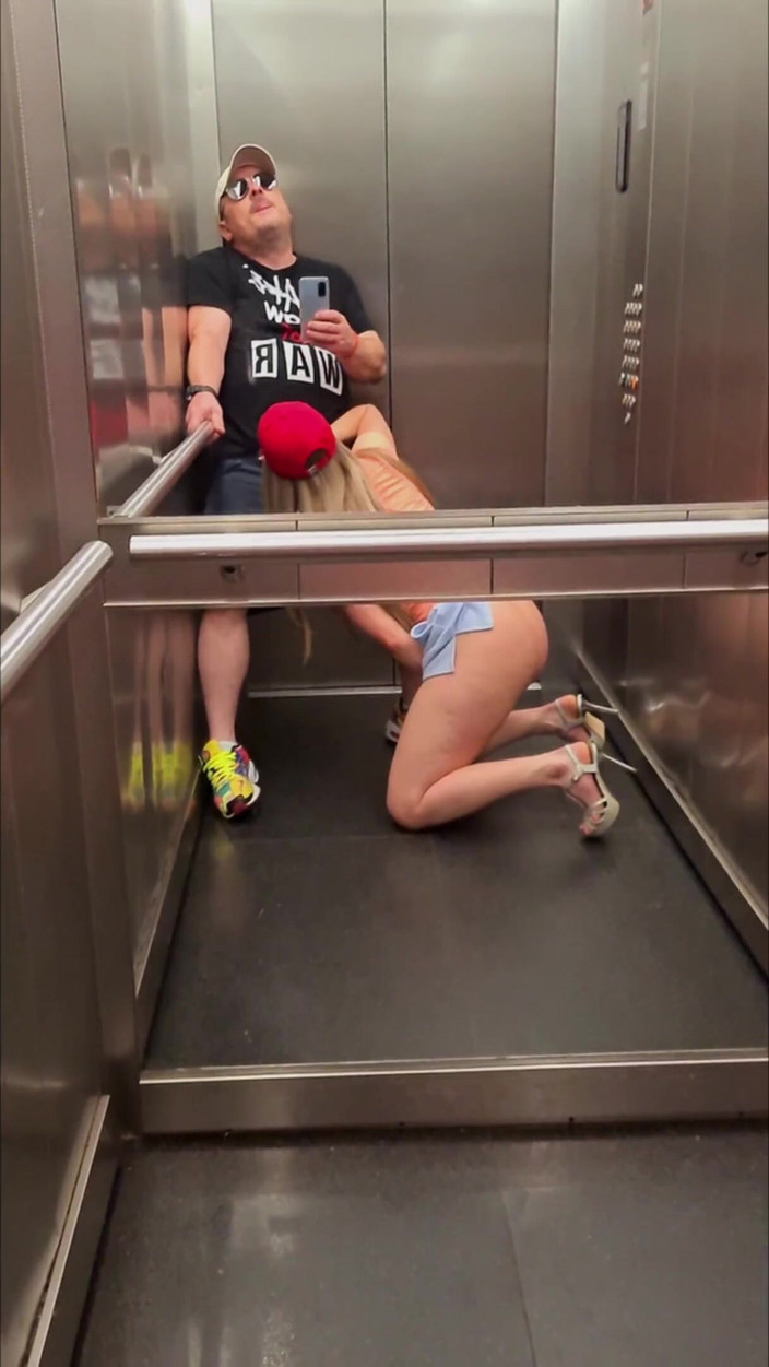 DedeDeville: Ma superbe voisine dans l’ascenseur Dada Deville