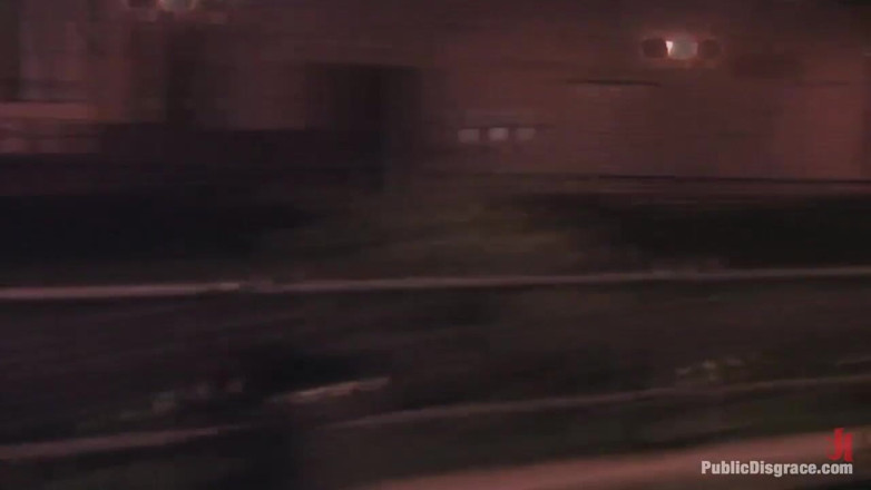 Public Disgrace by Kink: 美しいチェコの女の子は、夜に路上で露出