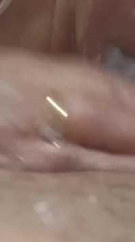 MiLF matura con gli occhiali fa sesso orale al cornuto del suo giovane amante
