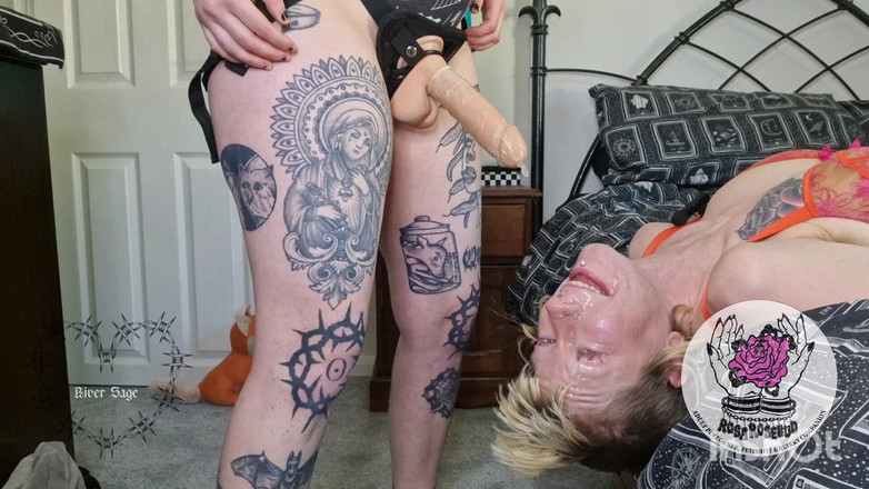 rosarosebud: 내 목을 사용하는 Mx River - 침대 스트랩 온 페이스 섹스