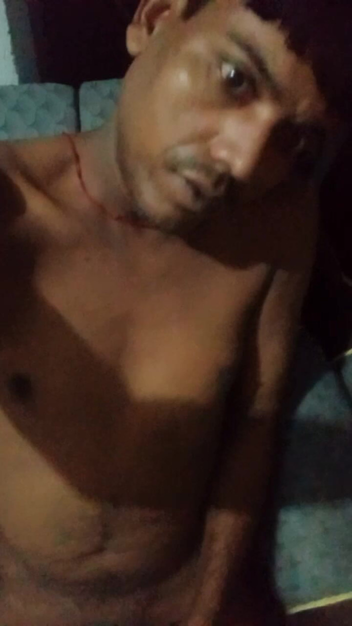 ramanuj438: 一个男人只是摇晃他的鸡巴，然后和熊一起做