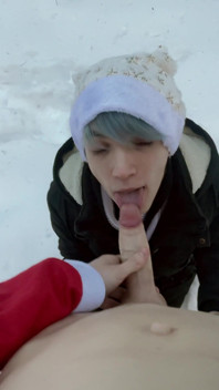Twinks Matty en Aiden Kerst buitenshuis pijpbeurt op de sneeuw