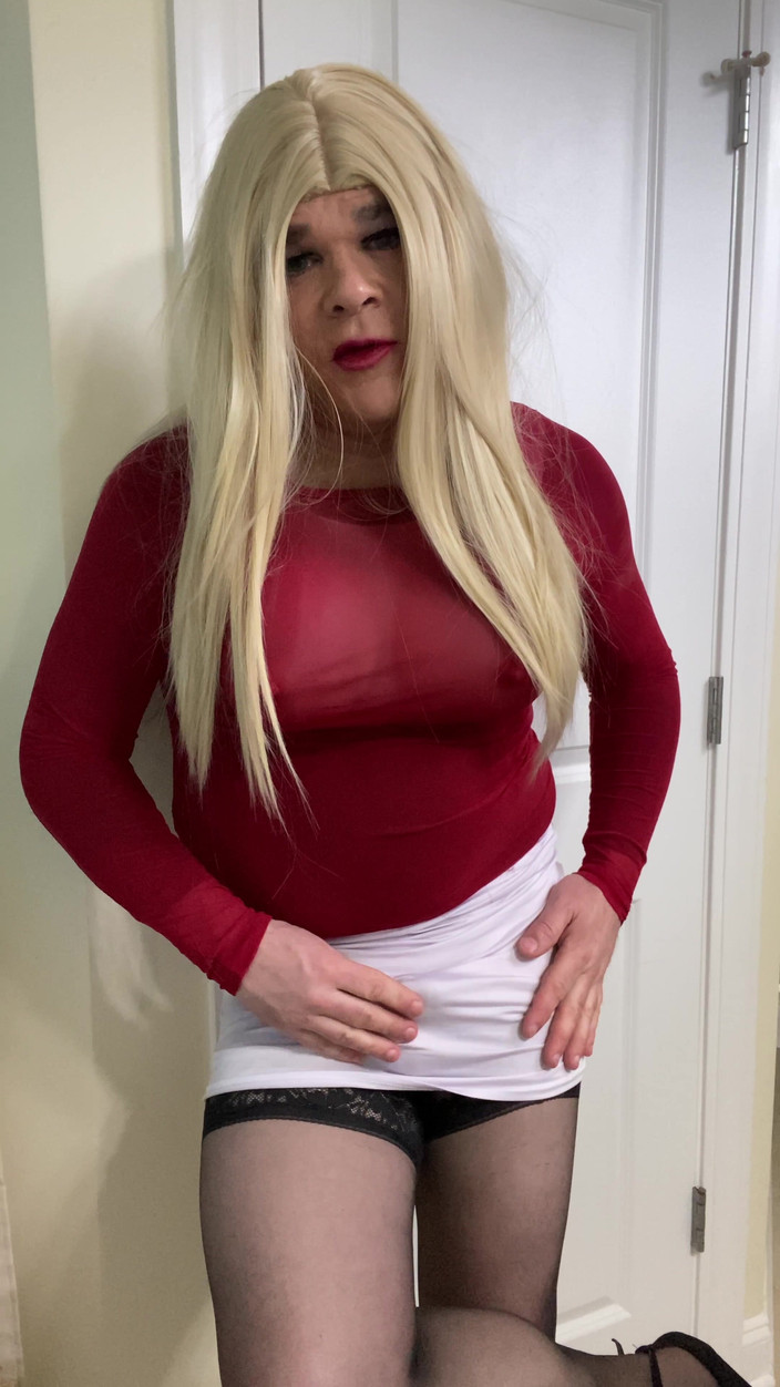 MadisonCD2025: MILF Crossdresser Dalam Stoking Tinggi Peha Hitam Dan Bercakap Kasut...