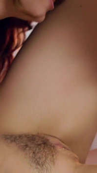 All girl massage - dampfende lesbischer dreier mit vollbusigen MILfs und süßem schätzchen