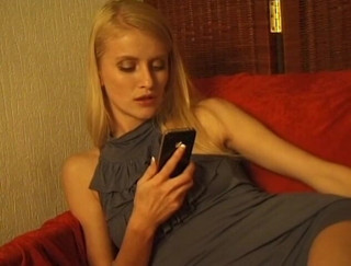 Flash Model Amateurs: Блондинка повія мацає себе під час розмови по телефону