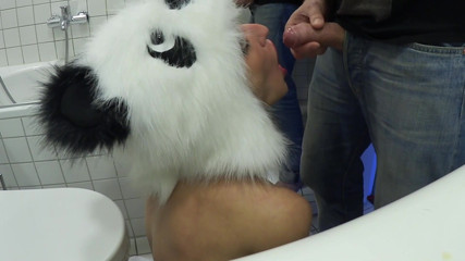 Slutwife Club: Šukačka Vilja si vzala pandí klobouk a nedbale kouří na...