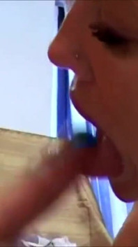 Exkluzivní video mezi přáteli předloženo této děvce blonďaté MILF
