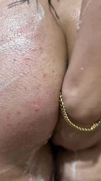 Egípcio jovem urina em sua esposa saudita antes de transar com ela