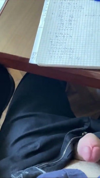 Melancap awek sekolah lagi dalam kelas matema di bawah meja dan walaupun sedikit footjob. di Sekolah.