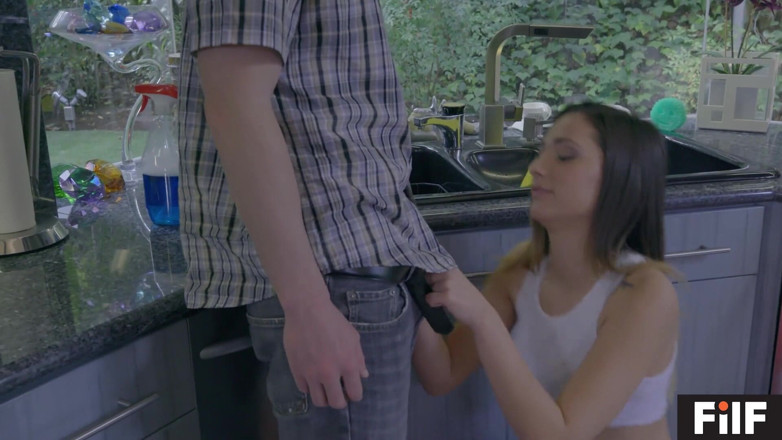 FILF - Father I'd Like To Fuck: Adik tiri Jaye Summers menghisap dan mengongkek abang tiri sesatnya