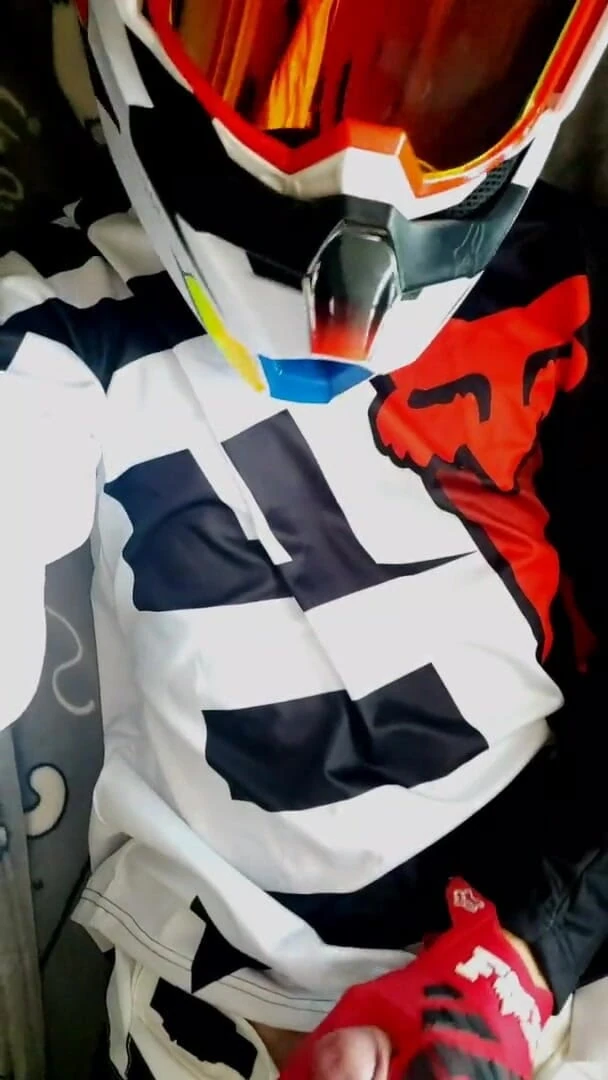 Sneakersmax98: Sexy Twink v Mxgear a Mxhelmet Jerk-off
