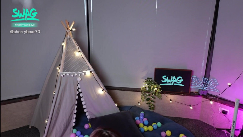 SWAG.live: Fată asiatică cu țâțe mari face sex pe cameră