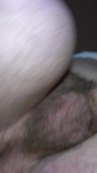 Harige kont, ballen en lul van een dwerg close-up