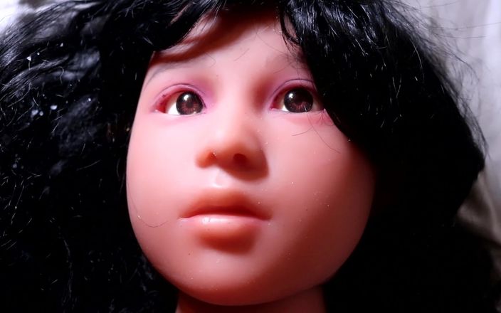 Uhri: Sexdoll Mira Cumshot on Belly