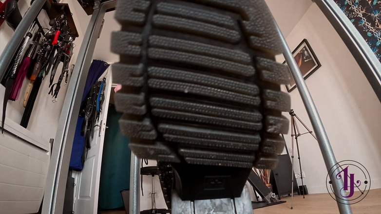 InannaJustice: con las botas Doc Marten hasta el muslo de Inanna...