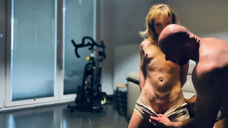 SalomeMassimo: Berotot ramping. Tenggorokan Dalam Panas.