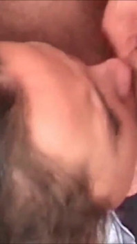 Jovem vende milf com tesão e gosta de fazê-la gozar
